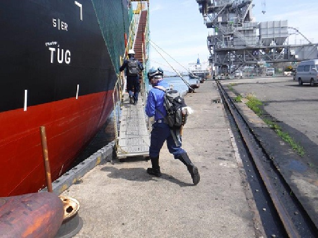 日本船舶の検査及び監査以外に外国船舶監督業務を行っています（福井運輸支局敦賀庁舎）