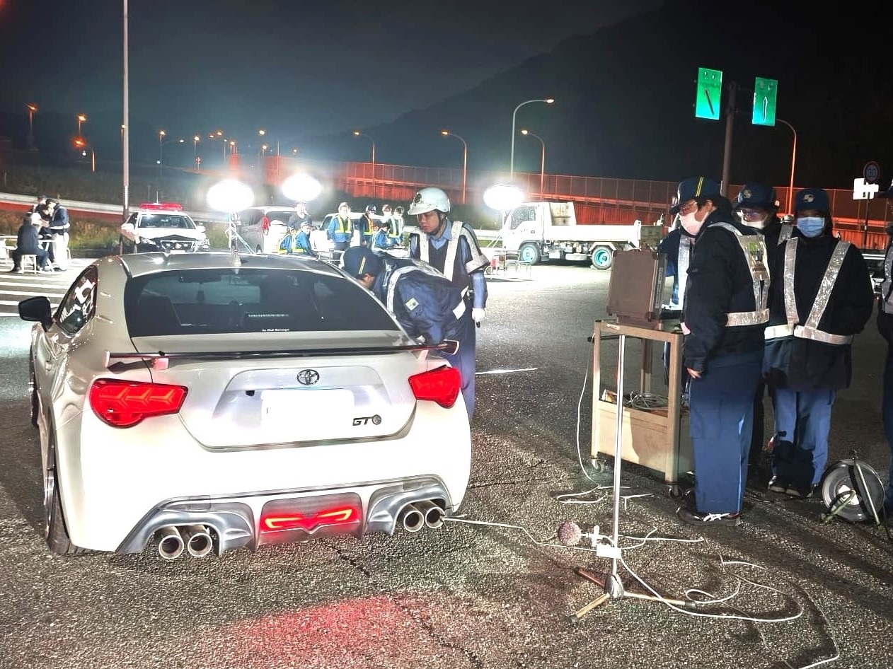 「道の駅 潮見坂」で不正改造車両に対する夜間街頭検査を実施しました。【静岡運輸支局】