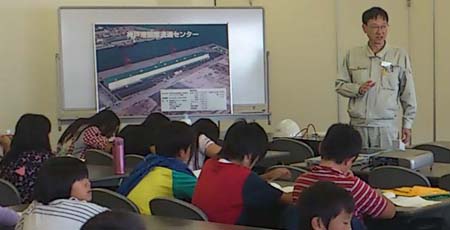 神戸国際流通センターで説明を受ける子供達