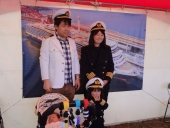 家族で船長服を着て記念写真